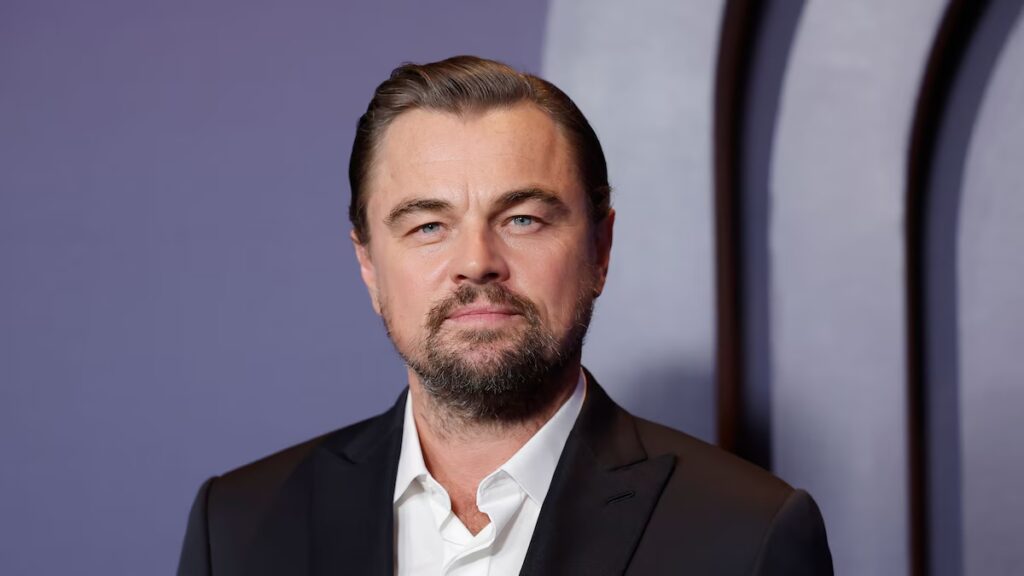 Leonardo DiCaprio atrapado en una incómoda broma de Jeff Bezos en los Critics’ Choice Awards