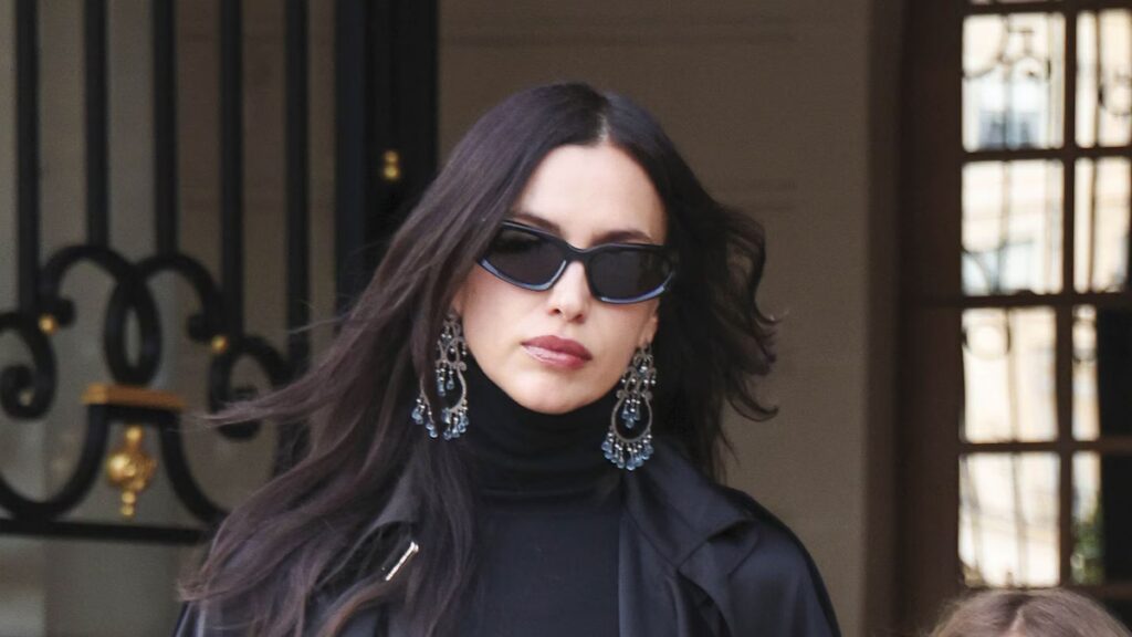 Irina Shayk y su hija Lea visten de negro y rosa para un dulce paseo por París
