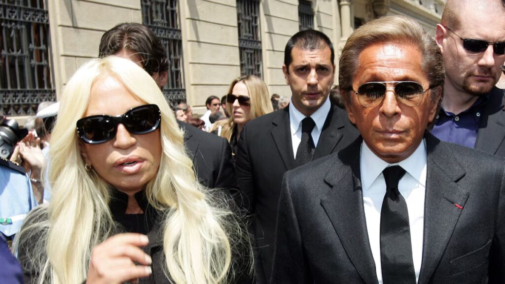Donatella Versace luce atrevido atuendo en el funeral de Valentino Garavani