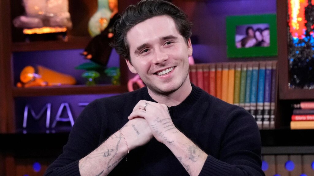 Brooklyn Beckham da una vuelta en una motocicleta antigua mientras el drama familiar se intensifica