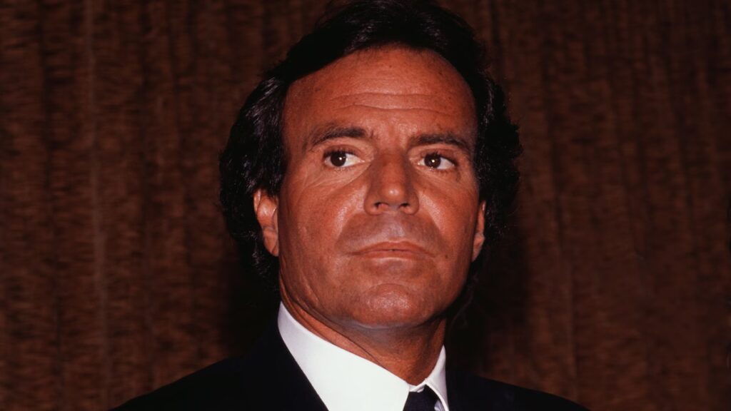 Julio Iglesias rompe su silencio al decir ¡HOLA!, dice que prepara su defensa legal