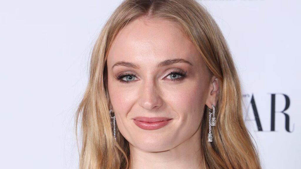 Sophie Turner deja caer su característico cabello rubio para una atrevida apariencia morena