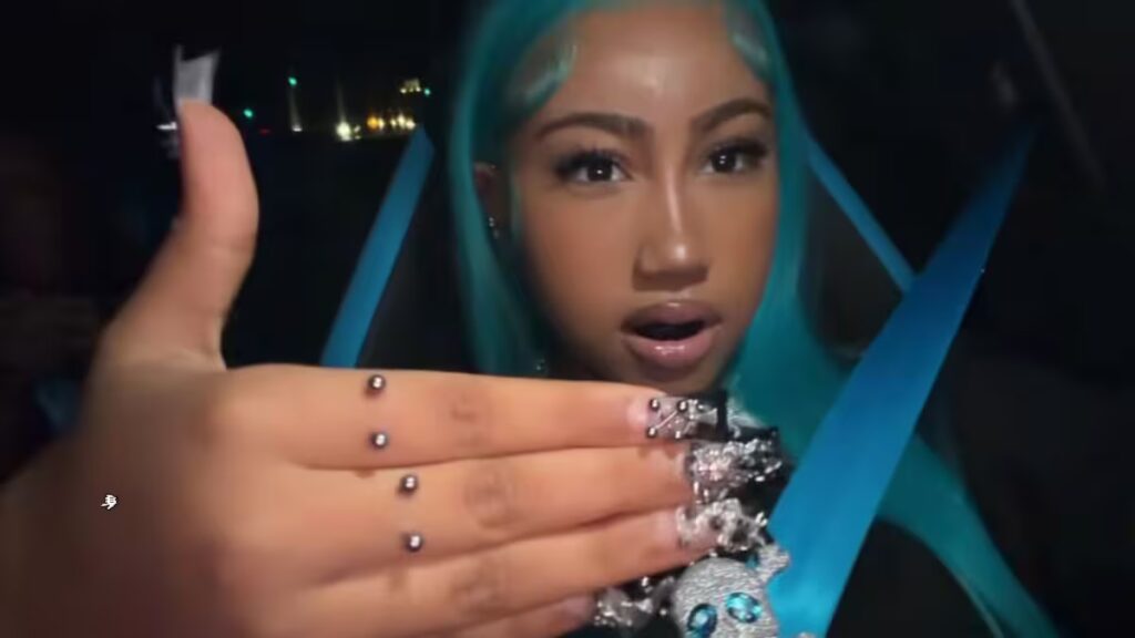 North West estrena juego de uñas cubierto de perforaciones y púas