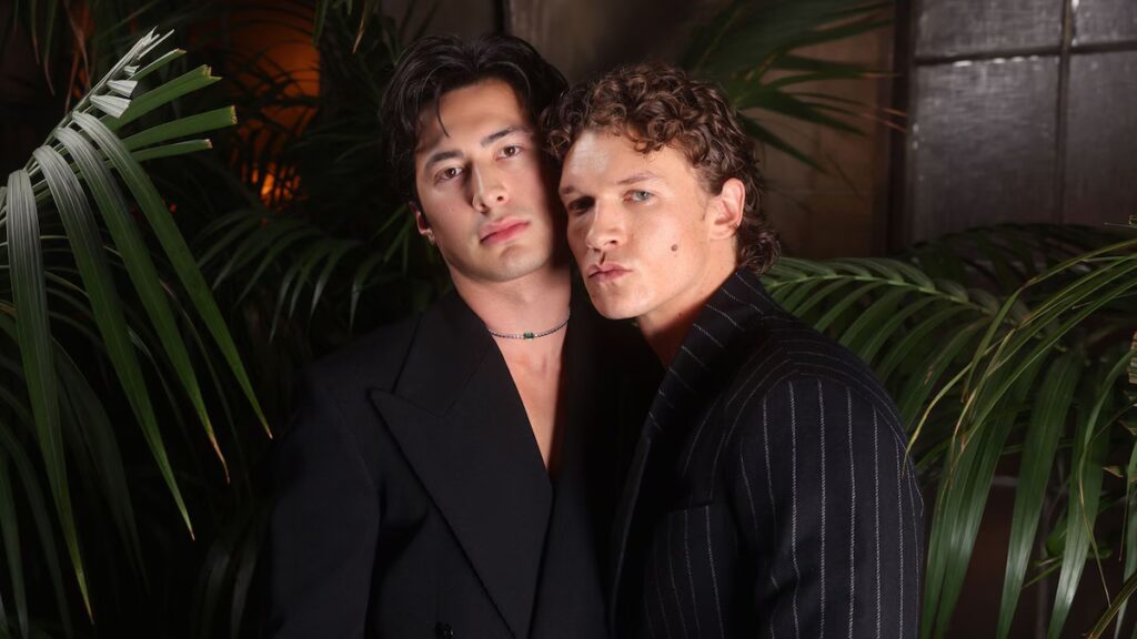 Las estrellas de la acalorada rivalidad Hudson Williams y Connor Storrie se vuelven virales hablando en español