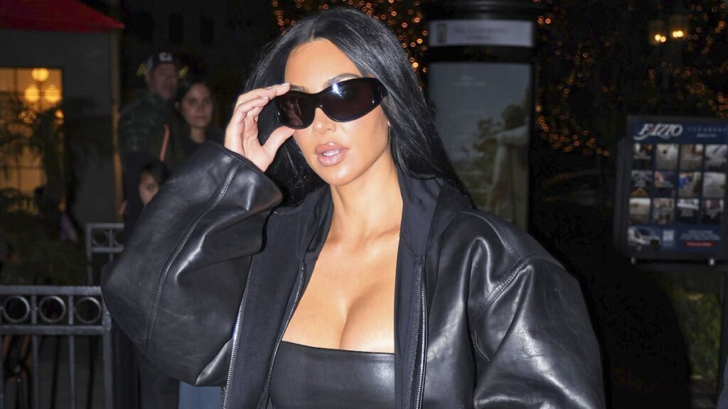 Kim Kardashian sube la temperatura con pantalones cortos y conjunto de encaje