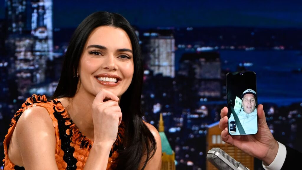 Kendall Jenner llama en frío a Tom Brady en vivo por televisión: ‘Lamento hacerte esto’