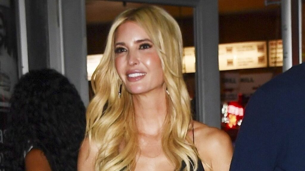 Ivanka Trump se salta el estreno de la película Melania y sale a Miami con un look azul informal