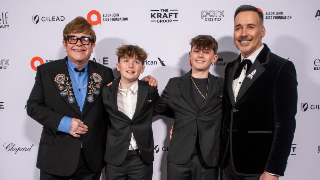Los hijos de Elton John, Zachary y Elijah, hacen una rara aparición pública con su padre famoso en la víspera de Año Nuevo