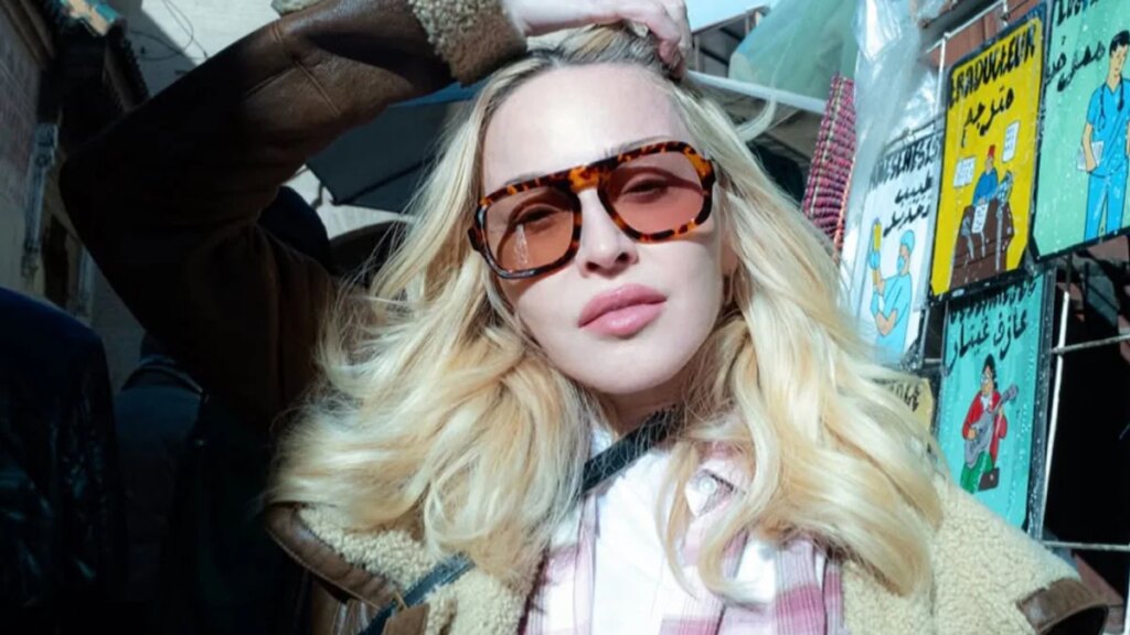 Madonna, de 67 años, llama la atención con lencería de encaje, medias de rejilla y guantes de ópera transparentes