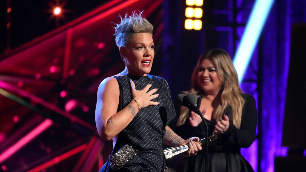 Pink se prepara para tomar el micrófono de Kelly Clarkson durante el momento del Mes de la Historia de la Mujer para ver