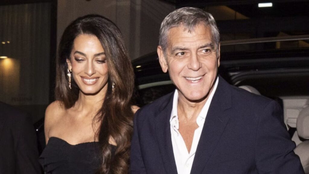 Amal Clooney llama la atención en Milán con dos looks refinados, incluido un minivestido negro y un vestido sin tirantes.