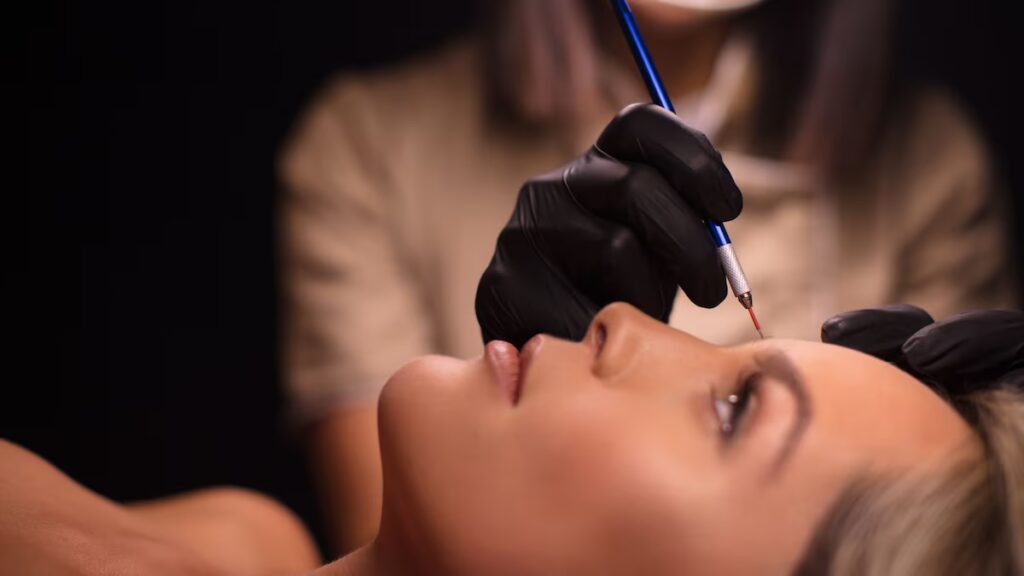 Por qué las cejas tipo peinado reemplazarán al microblading en 2026