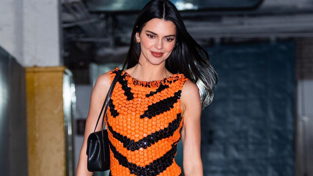 Kendall Jenner es toda sonrisas en el Super Bowl LX preparándose para ver el espectáculo de medio tiempo de Bad Bunny