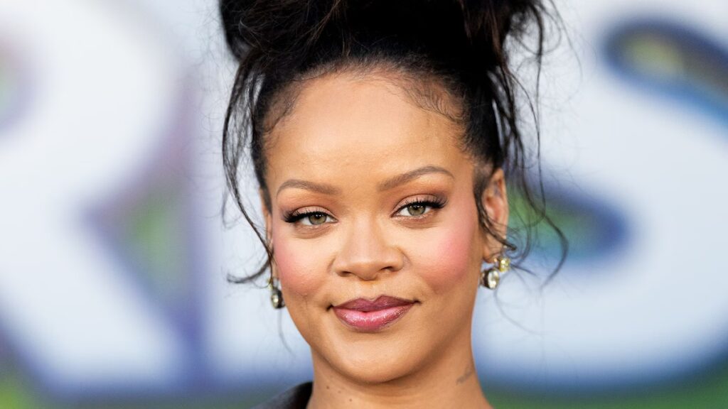 Rihanna deslumbra con un abrigo de piel y un vestido negro ceñido a su figura para la celebración de su 38 cumpleaños