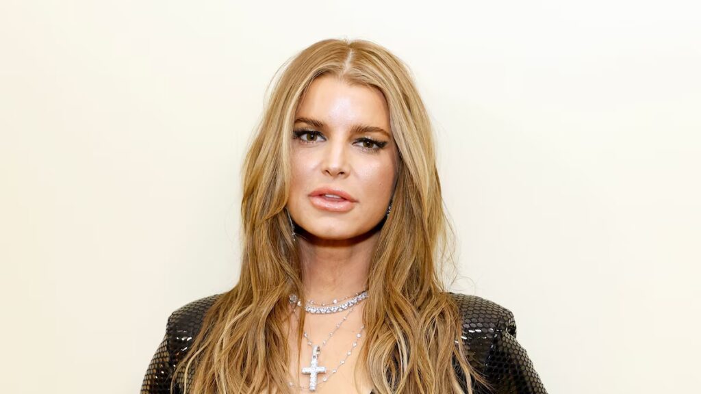 Jessica Simpson estrena dramático cambio de imagen morena después del divorcio