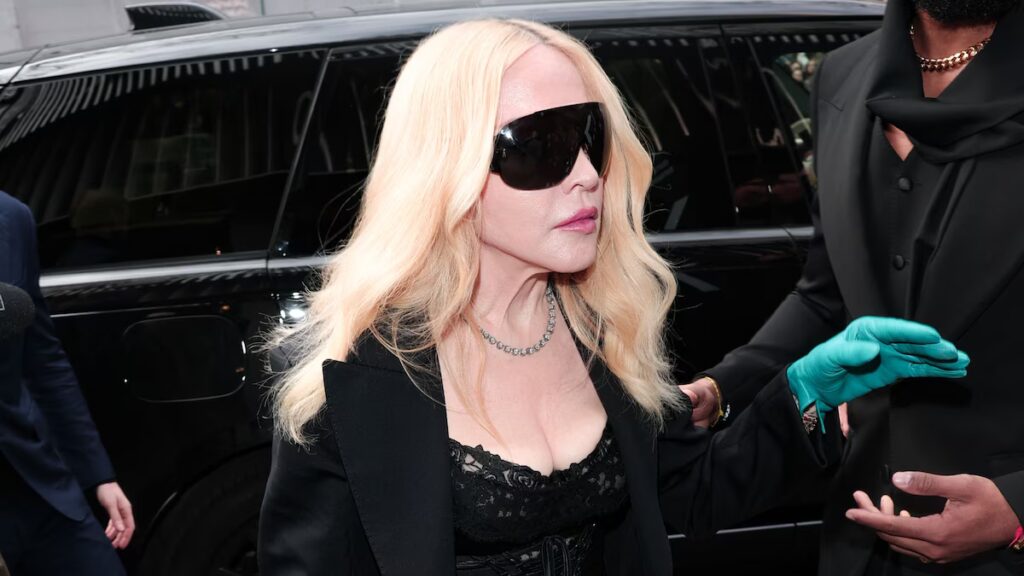 Madonna luce un look atrevido para el desfile de Dolce & Gabbana durante la Semana de la Moda de Milán