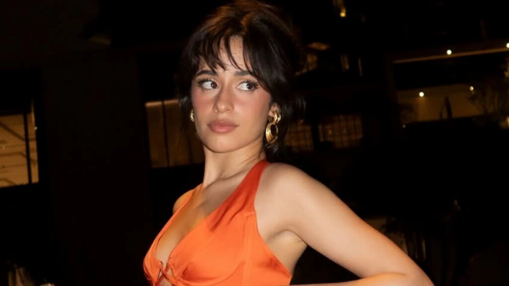 Camila Cabello posa en bikini escarlata con coquetos detalles en look post San Valentín