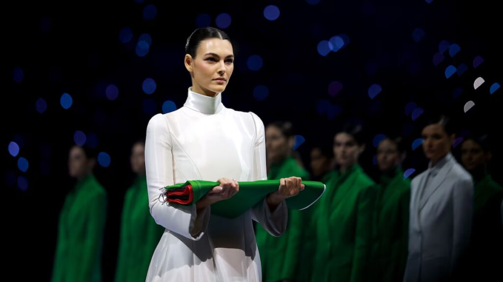 La novia de Leonardo DiCaprio, Vittoria Ceretti, saca la bandera italiana en la ceremonia de apertura de los Juegos Olímpicos de Invierno de 2026