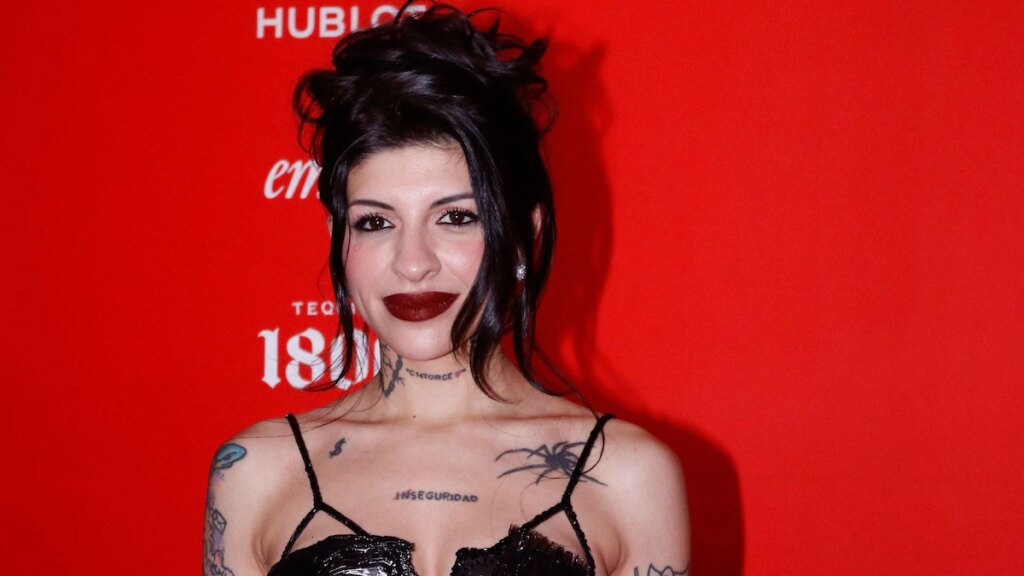 Cazzu celebra el carnaval argentino con su hija Inti vestida con un traje tradicional