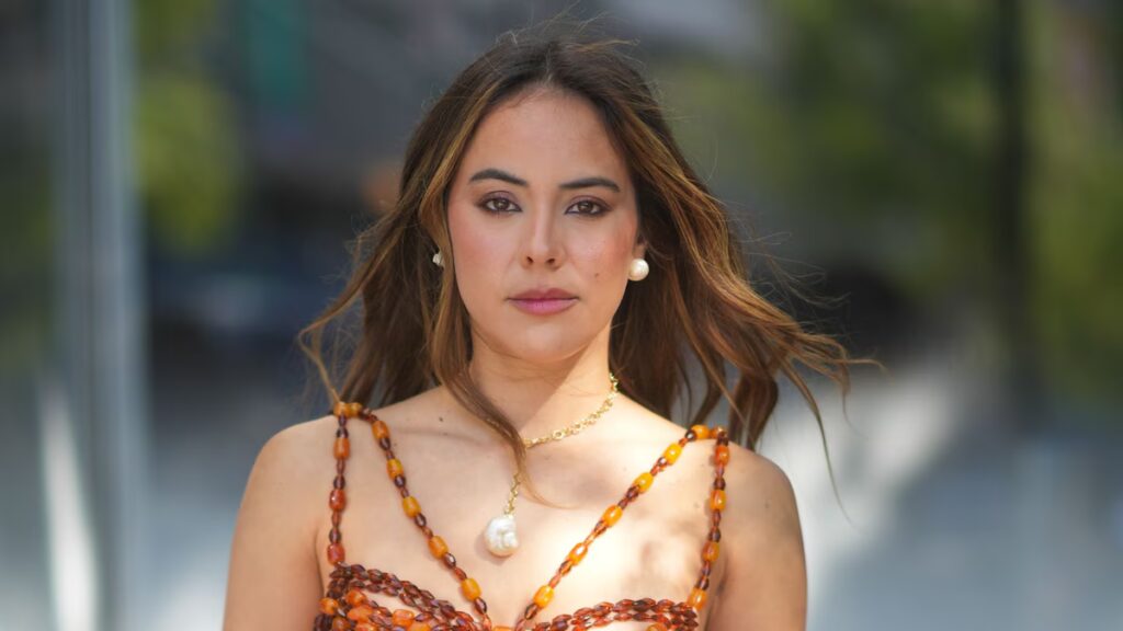 La novia de Bad Bunny, Gabriela Berlingeri, sube la temperatura con elegante bikini y joyas de oro en Australia