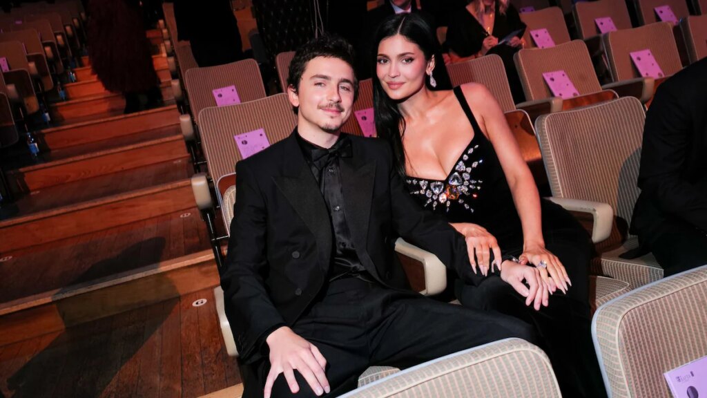 Kylie Jenner se salta la alfombra roja de los BAFTA para apoyar a su novio Timothée Chalamet en el interior