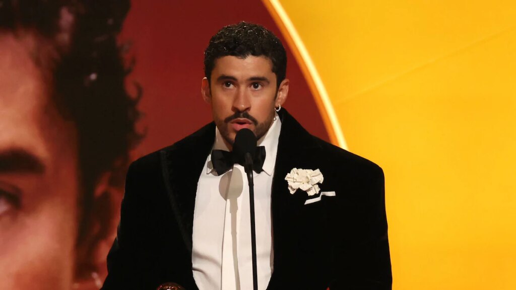 Bad Bunny usa su premio GRAMMY para abogar por el cambio y recibe una gran ovación