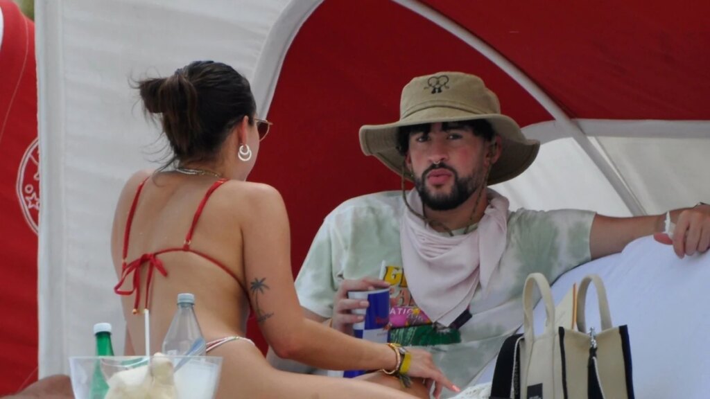 Bad Bunny y Gabriela Berlingeri sonríen durante un romántico día de playa en Australia, lo que aparentemente confirma el reencuentro