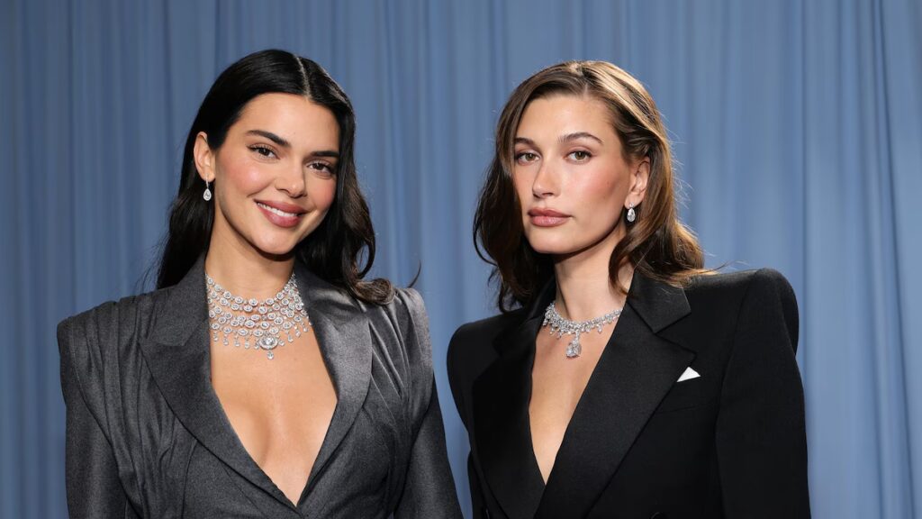 Kendall Jenner se apoya en Hailey Bieber mientras ve al ex Bad Bunny actuar en el Super Bowl LX