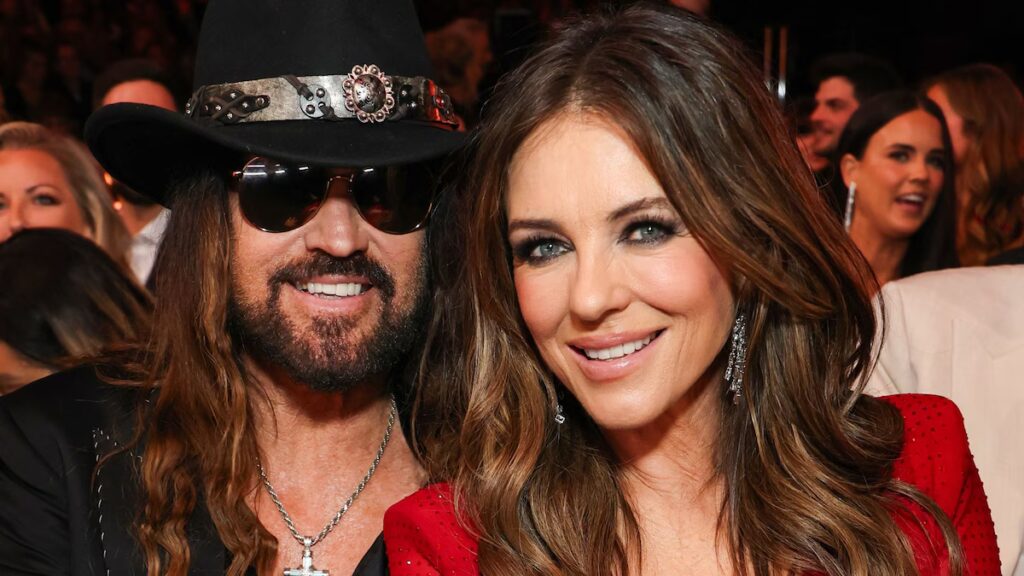 Billy Ray Cyrus y Elizabeth Hurley se dan la mano en LAX con looks perfectamente combinados