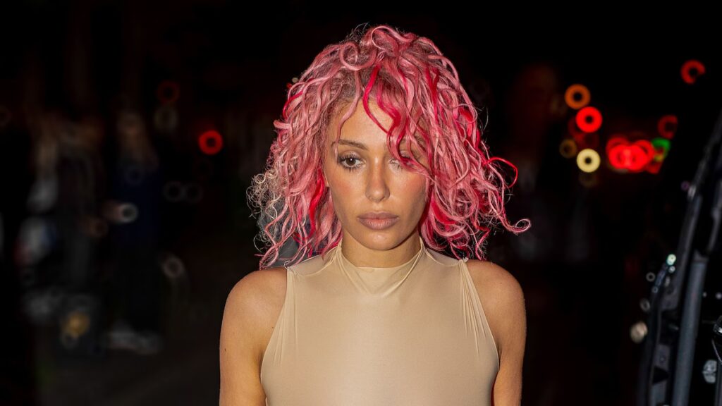 Bianca Censori estrena cejas decoloradas y un corte pixie rosa con un street style que llama la atención