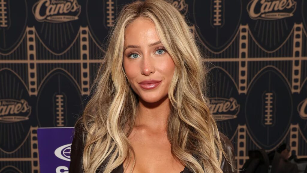 Por qué Alix Earle fue parte del espectáculo de medio tiempo del Super Bowl de Bad Bunny: su conexión explicada