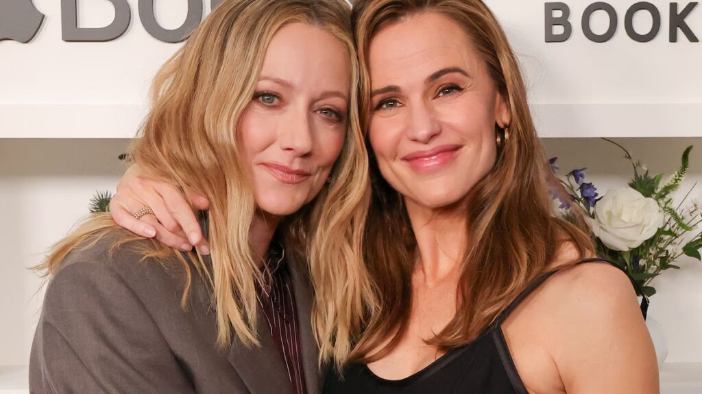 Jennifer Garner bromea diciendo que quiere “limpiar el piso” con su amiga cercana Judy Greer