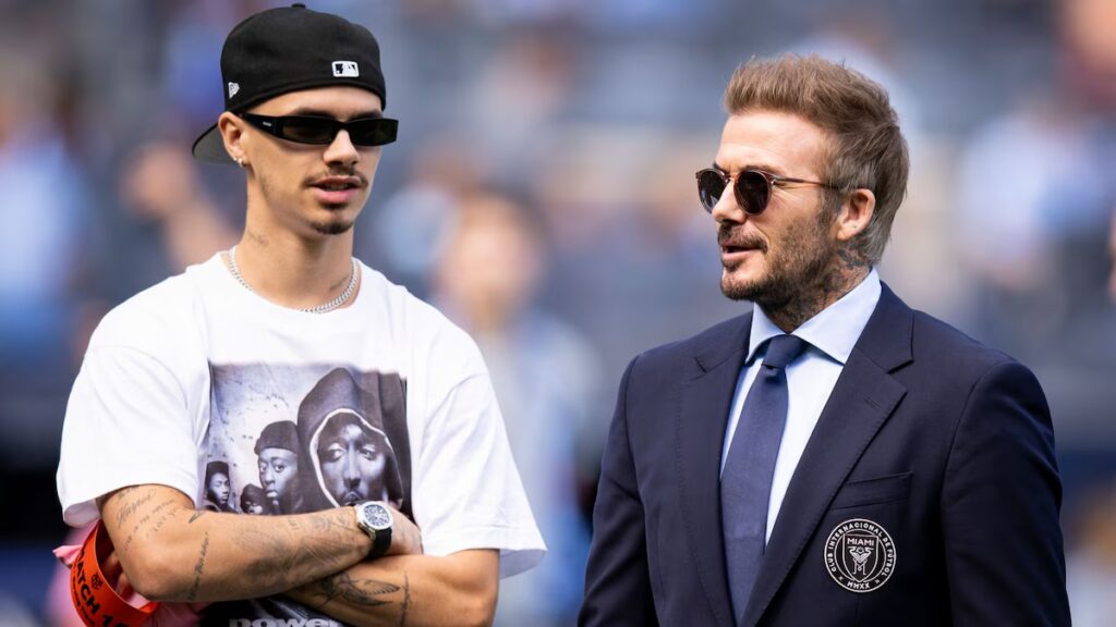 Romeo Beckham honra a sus padres David y Victoria con un nuevo tatuaje mientras Brooklyn cubre el suyo