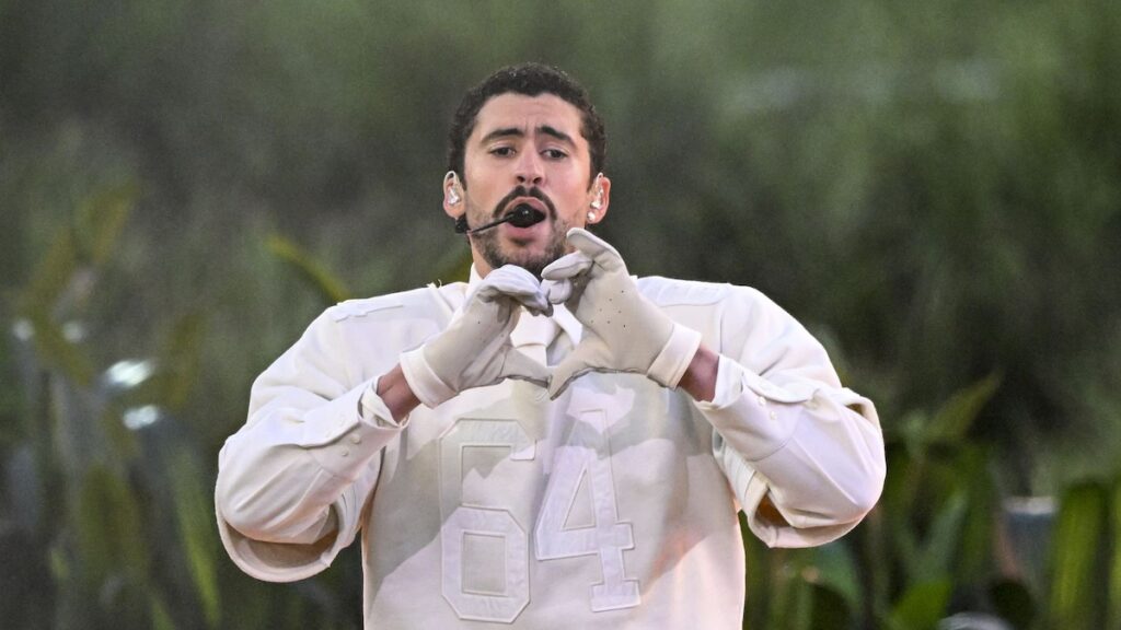 Bad Bunny no solo actuó: supuestamente una pareja se casó durante el espectáculo de medio tiempo del Super Bowl