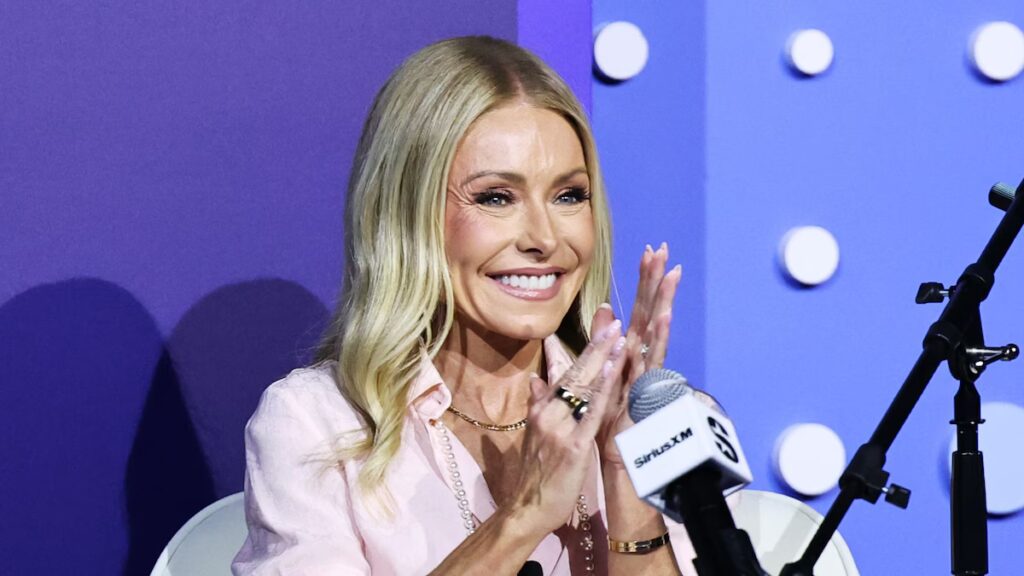 Kelly Ripa se emociona cuando su hijo Michael la sorprende en su 25 aniversario en ‘Live!’