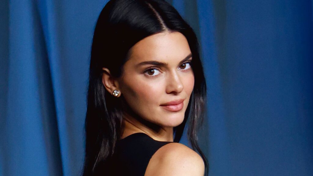 Kendall Jenner presume sus curvas con espectacular vestido plateado