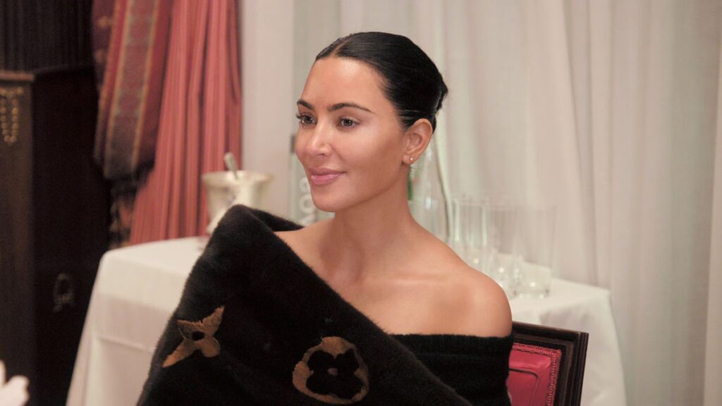 Kim Kardashian dice que rechazó la compra en subasta del reloj Cartier ‘maldito’ de Jackie Kennedy