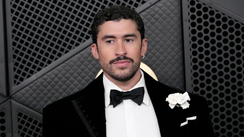 Los rumores de matrimonio de Bad Bunny aumentan después del anillo de los Grammy y el avistamiento de Gabriela Berlingeri