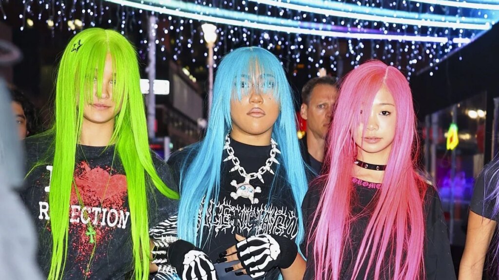 North West llama la atención con una peluca de neón durante el viaje de compras del Día de San Valentín