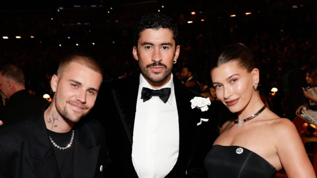 Bad Bunny posa con Justin Bieber, Miley Cyrus y más dentro de los GRAMMYS (FOTOS)