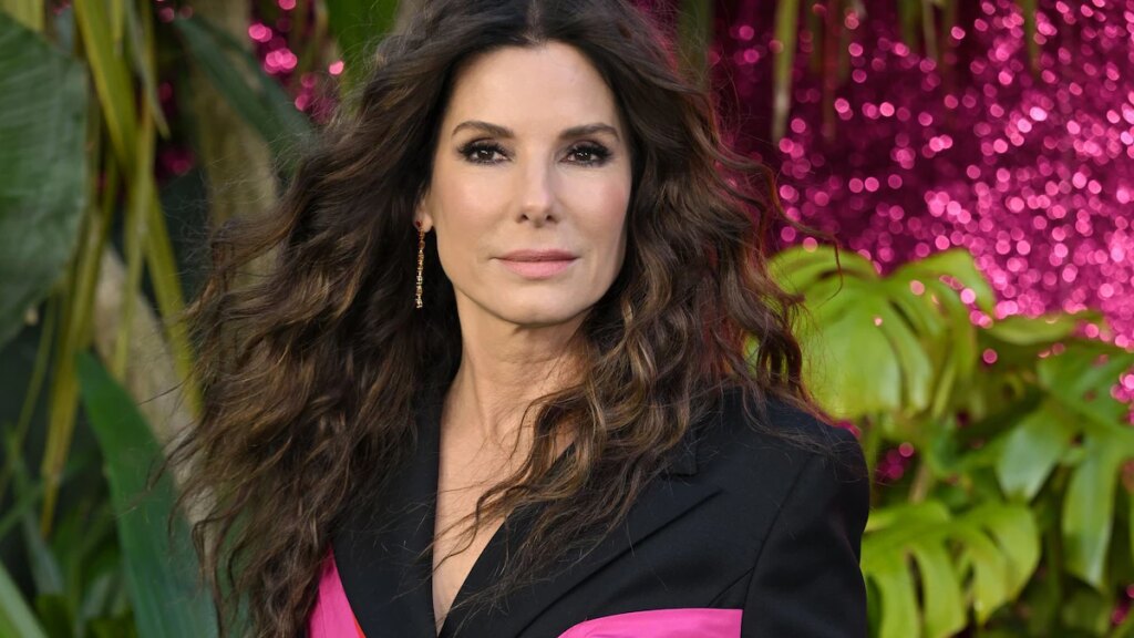 Sandra Bullock domina el estilo elegante y fuera de servicio con una sudadera con capucha de piel y un bolso tote