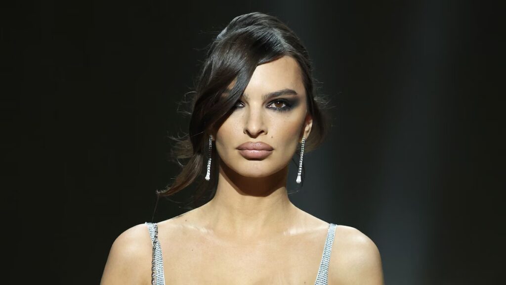 El desfile de Emily Ratajkowski para Gucci en la Semana de la Moda de Milán tiene dividido a Internet