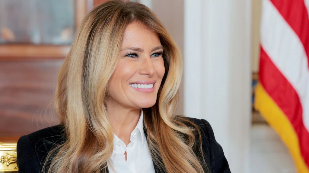 Melania Trump recibe vestido indígena tejido a mano ‘Útero de la Tierra’ de manos del presidente colombiano Gustavo Petro