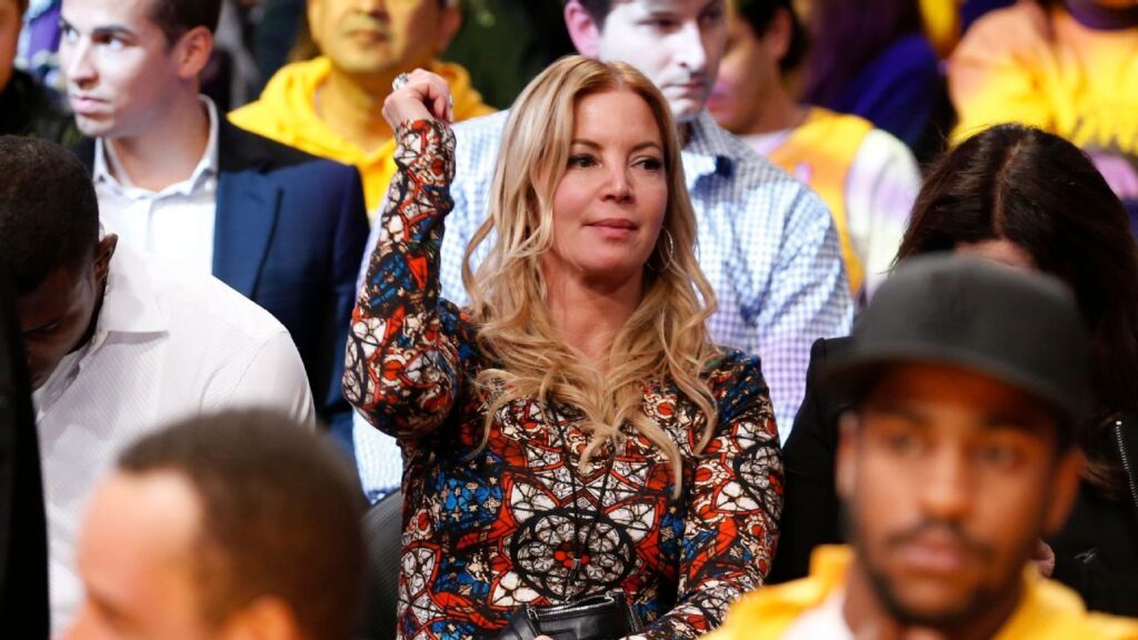 Jeanie Buss afirma que familia Buss aprobó la venta de Lakers