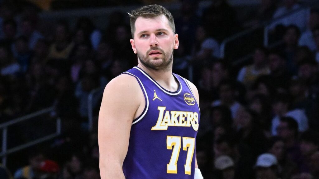 Lakers: Doncic sale lastimado, tendrá resonancia magnética del tendón de la corva