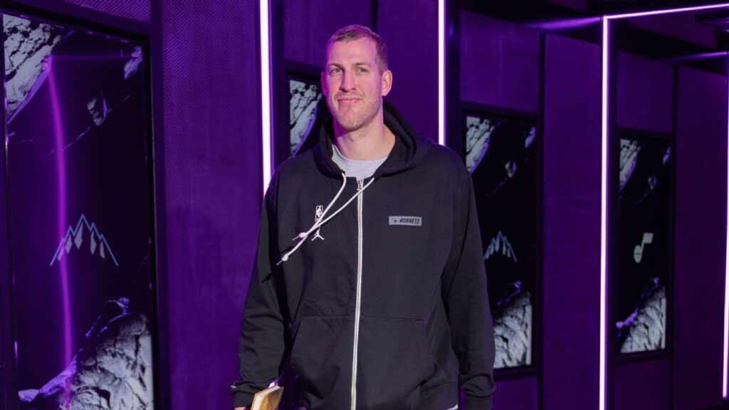 Los Spurs firman al veterano pívot Mason Plumlee con un contrato de 10 días
