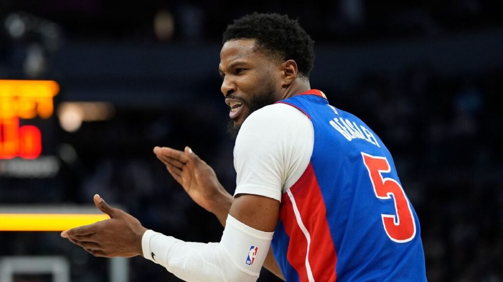 Malik Beasley firma con el equipo de baloncesto de Bad Bunny