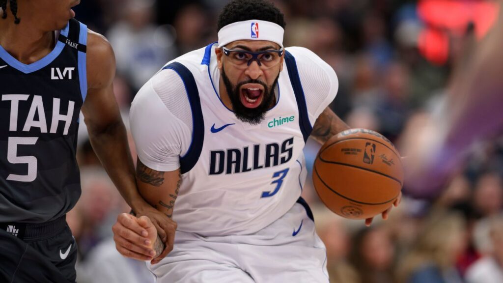 Mavs, Raptors activos en conversaciones de cambio por AD, fuentes