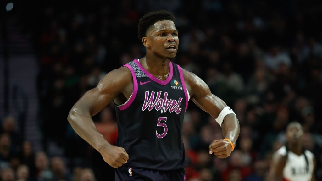 NBA multa a Edwards, de los Timberwolves, por lanzar el balón a las graduadas