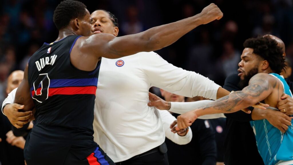 Pelea deja 4 expulsados ​​en juego Pistons-Hornets